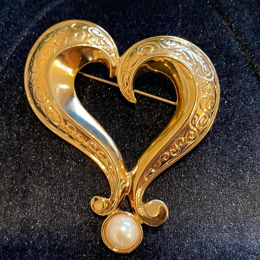 Avon vintage heart shaped pearl gold brooch